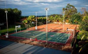 a tennis court with a net on top of it at Resort Campo Belo in Álvares Machado