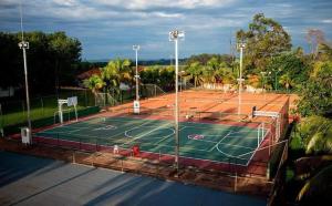 un campo da tennis con una rete sopra di Resort Campo Belo ad Álvares Machado