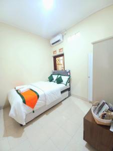 Postel nebo postele na pokoji v ubytování Homestay Jogja Condongcatur by Simply Homy