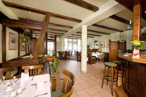 a restaurant with a bar and tables and chairs at Zum Alten Schweden in Wolgast