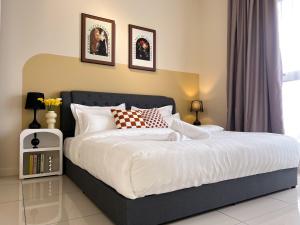 1 dormitorio con 1 cama grande y 2 cuadros en la pared en Le Pavilion Bandar Puteri Puchong, en Puchong