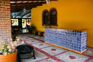 patio z niebieskim blatem w żółtej ścianie w obiekcie Casas México 1 w mieście San Antonio