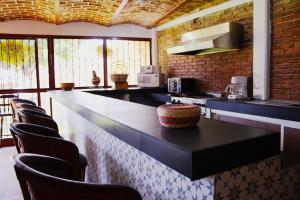 cocina grande con encimera con sillas en Casas México 1 en San Antonio