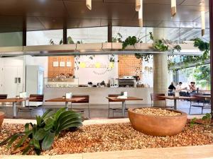 restauracja ze stołami i krzesłami oraz kuchnia w obiekcie Southbank One Bedroom Home with Free Parking w mieście Brisbane