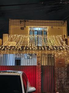 Um edifício com muitas luzes de Natal. em Hostel Inn Gileade em Belém
