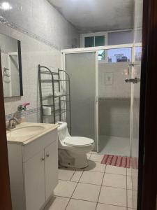 Ein Badezimmer in der Unterkunft Departamentos grandes y centricos.