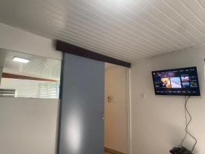 einen Flachbild-TV an der Decke eines Zimmers in der Unterkunft T2 calme à Remire-Montjoly in Rémire-Camp