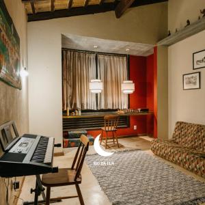 a living room with a piano and a couch at Casa da Mata - Sao Jorge GO in Sao Jorge +94 photos