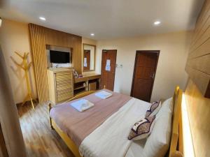 1 dormitorio con 1 cama con 2 toallas en Alaita Hostel Patong, en Patong Beach