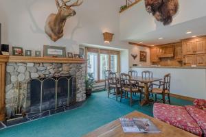un soggiorno con camino e tavolo di Greyhawk Condo 10 - Great Location Close to Bald Mt Hiking and Skiing a Ketchum