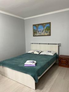 Postel nebo postele na pokoji v ubytování Аппартаменты в центре города Семей