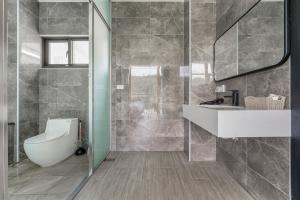 a bathroom with a white sink and a mirror at Quan Ming B&B in Dahu