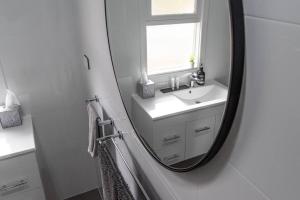 MinnipaEntire house in Minnipa - 3 bedroom, sleeps 5的带水槽和镜子的浴室 更多19张照片