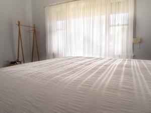 1 dormitorio con cama blanca y ventana en Entire house in Minnipa - 3 bedroom, sleeps 5, en Minnipa
