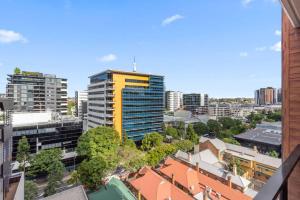una vista sul tetto di una città con edifici alti di South Brisbane One Bedroom Apartment a Brisbane
