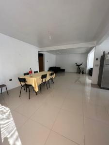Habitación blanca grande con mesa y sillas en Casa cómoda, grande y agradable., en Arica