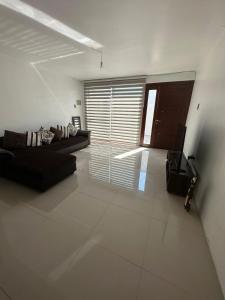 ein Wohnzimmer mit 2 Sofas und einem großen Fenster in der Unterkunft Casa cómoda, grande y agradable. in Arica