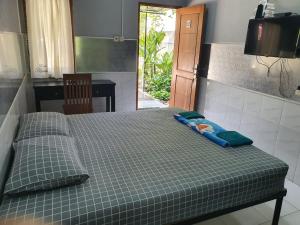 Pradahkalikendal的住宿－Taman Paradise Homestay，床上有2个枕头