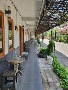 Pradahkalikendal的住宿－Taman Paradise Homestay，走廊,带桌椅的建筑