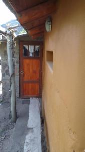 una puerta de una casa con una pared de piedra en MALU en Pilo Lil