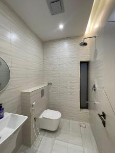 La salle de bains est pourvue de toilettes et d'un lavabo. dans l'établissement AL Rabie Resort ,Nizwa Grand Mall, à Firq