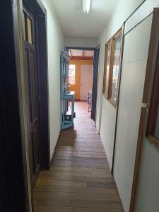 pasillo de una habitación con puerta y mesa en Habitación grande céntrica, en La Serena
