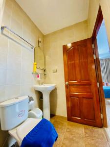 bagno con servizi igienici e lavandino di BT hotel Kata Beach a Kata Beach