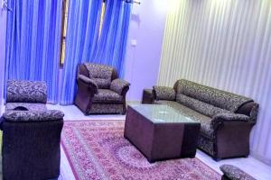 uma sala de estar com duas cadeiras e uma mesa de centro em Collection O Shivanya Guest House em Kakarmatha