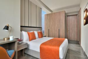 Citadines Paras Square Gurugram客房内的一张或多张床位