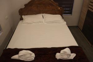łóżko z dwoma ręcznikami na górze w obiekcie S VILLA w mieście Wayanad