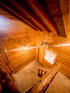 una vista aérea de una habitación en una cabaña de madera en Cabañas y Venados Omega Ranch en Pénjamo