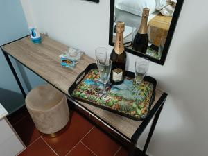 - une table avec 2 bouteilles de champagne et des verres dans l'établissement Marea affittacamere, à Porto Empedocle