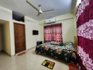 達卡的住宿－Aaira manjil1，一间卧室配有一张床和吊扇
