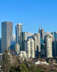 Blick auf eine Stadt mit Wolkenkratzern in der Unterkunft Charming Heritage Home with Mountain and City Views in Vancouver