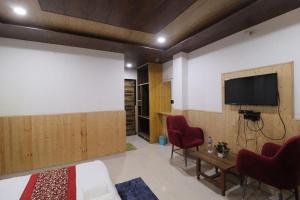 Una televisión o centro de entretenimiento en Backwoods Suites Shimla