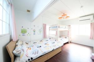 ein Schlafzimmer mit einem Bett und einem Etagenbett in der Unterkunft Sungarden - Vacation STAY 95967 in Otaru