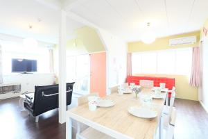 - un salon avec une table et un canapé dans l'établissement Sungarden - Vacation STAY 95967, à Otaru