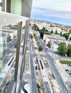 een raam met uitzicht op een stadsstraat bij Hanza Tower Sky Pool & Jacuzzi & Sauna in Szczecin
