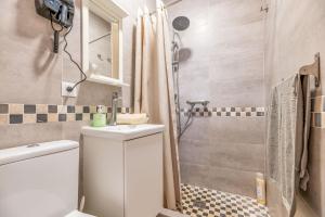 奧亨的住宿－Casa Camelia，浴室配有卫生间、盥洗盆和淋浴。