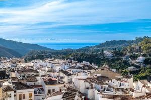 vistas a la ciudad de šibenik y al océano en Casa Camelia en Ojén