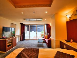 um quarto de hotel com uma cama e uma televisão em SKY Lmine Takeo LOVEHOTEL em Takeo