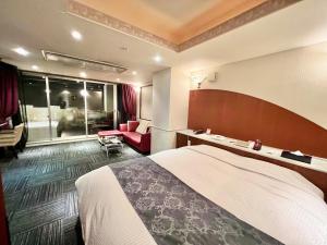 武雄市SKY Lmine Takeo LOVEHOTEL的一间带床和客厅的酒店房间 更多25张照片
