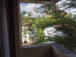 ナイロビにあるCozy Sarit Apartmentの窓から建物の景色を望めます。