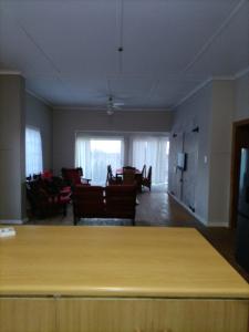 ein leeres Wohnzimmer mit einem Tisch und Stühlen in der Unterkunft Karoo C in Beaufort West