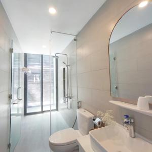 W łazience znajduje się toaleta, umywalka i prysznic. w obiekcie Resort Oceanami Vũng Tàu w mieście Long Hai