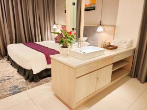 łazienka z umywalką i łóżkiem w obiekcie Resort Oceanami Vũng Tàu w mieście Long Hai