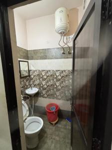 een badkamer met een toilet en een wastafel bij NAGPAL GUEST HOUSE in Ludhiana