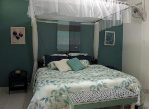 1 dormitorio con 1 cama con dosel en Casa Kep Eco Bed & Breakfast en Kep