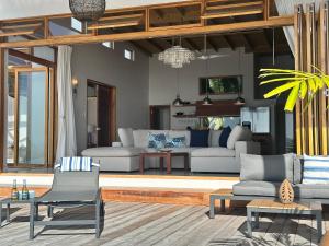 Infinity Luxury Villa - Stunning Sea and Piton Views tesisinde bir oturma alanı