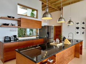 Infinity Luxury Villa - Stunning Sea and Piton Views tesisinde mutfak veya mini mutfak